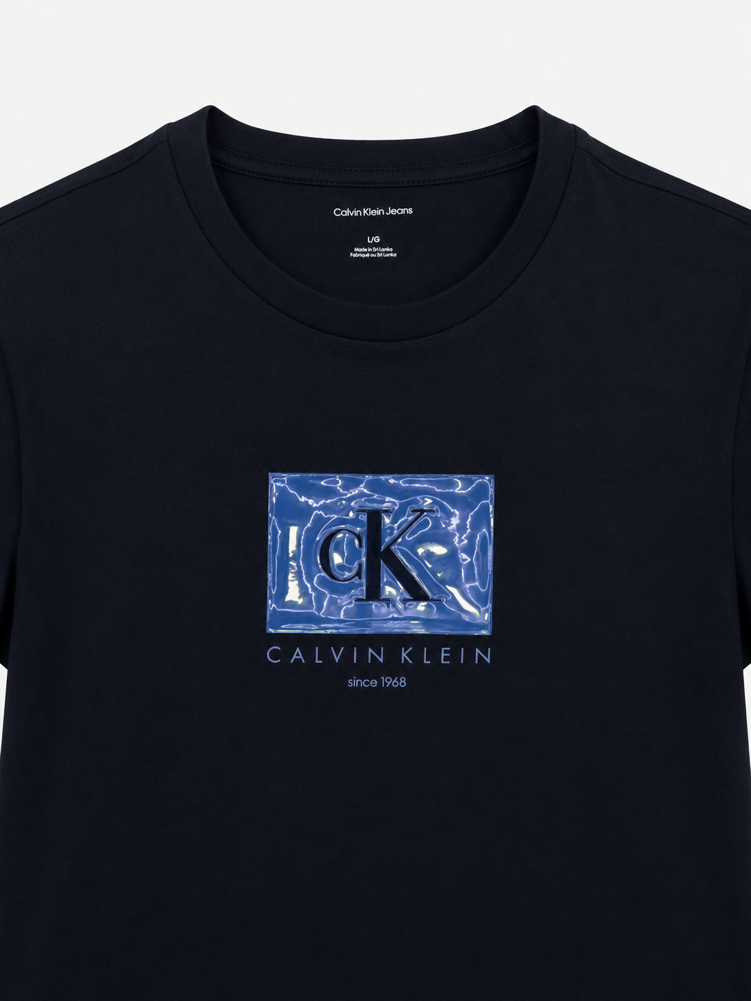 Polera Calvin Klein C/logo azul en el centro ‘Negra’