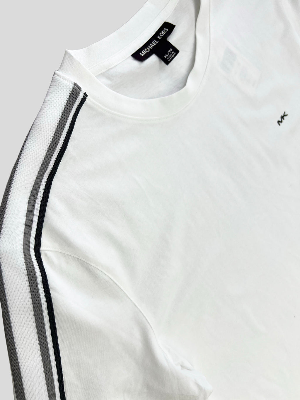 Polera Michael Kors Mk diseño lineal en Hombros ‘Blanca’