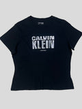 Polera Calvin Klein estampado lentejuelas ‘Negra’