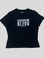 Polera Calvin Klein estampado lentejuelas ‘Negra’
