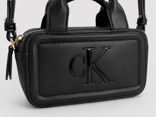 Bolso Crossbody pequeño Calvin Klein ecocuero  Logo front ‘Negro’
