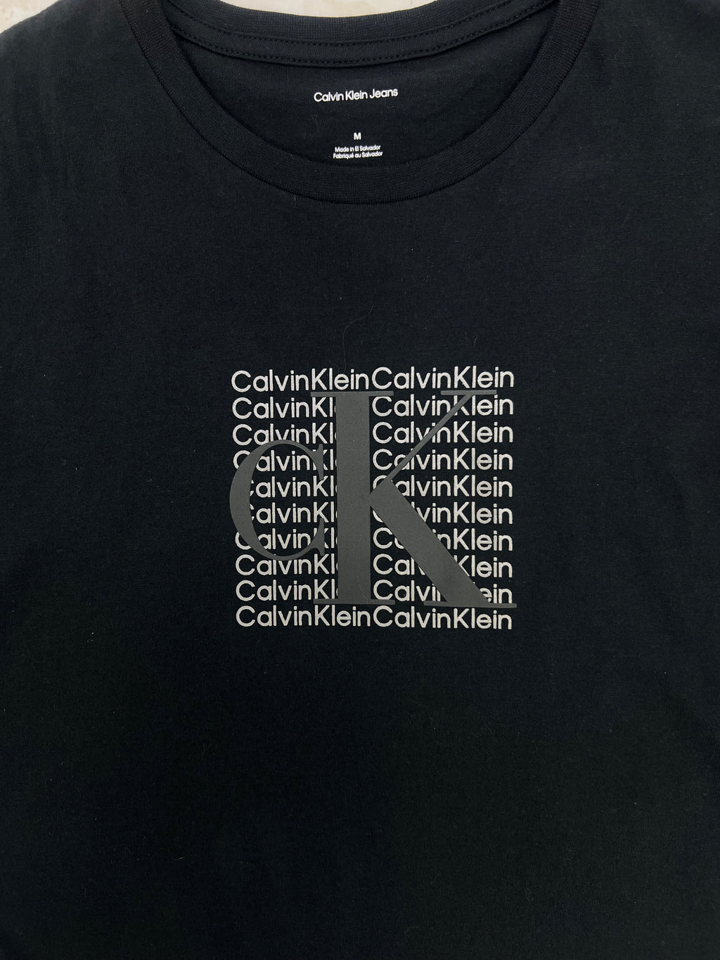 Polera Calvin Klein C/logo Multi logo ‘Negro´