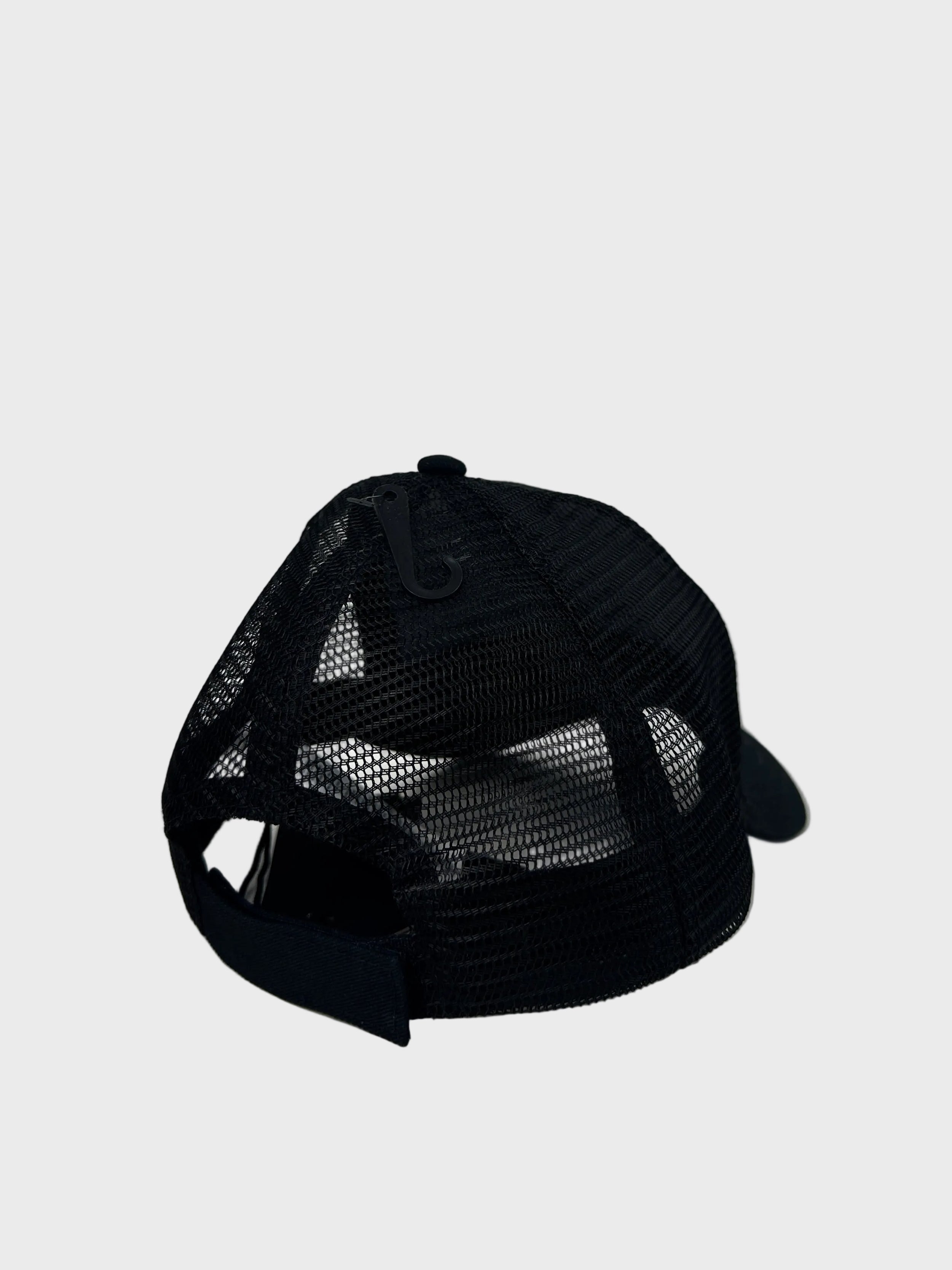 Gorra Guess c/malla ‘Negro’