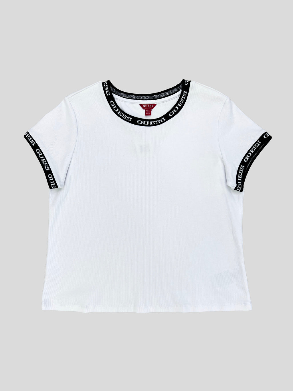 Polera Guess C/detalles negros en manga ‘Blanca’