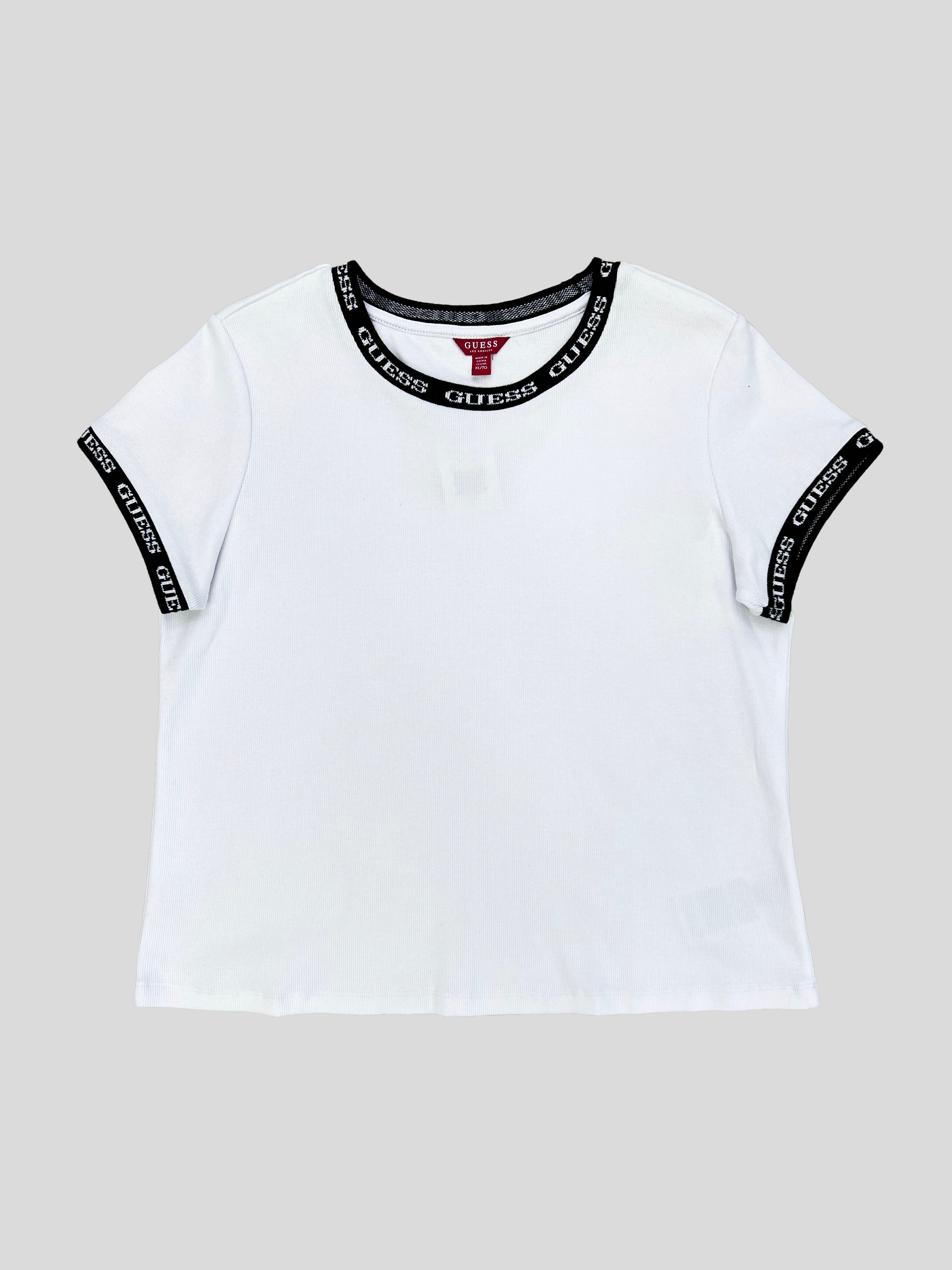 Polera Guess C/detalles negros en manga ‘Blanca’
