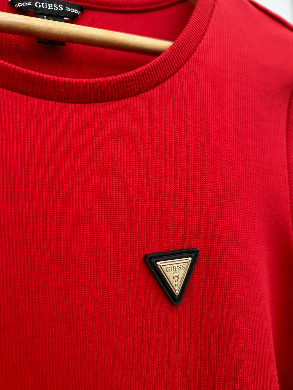 Polera Guess Mujer logo dorado ’roja’