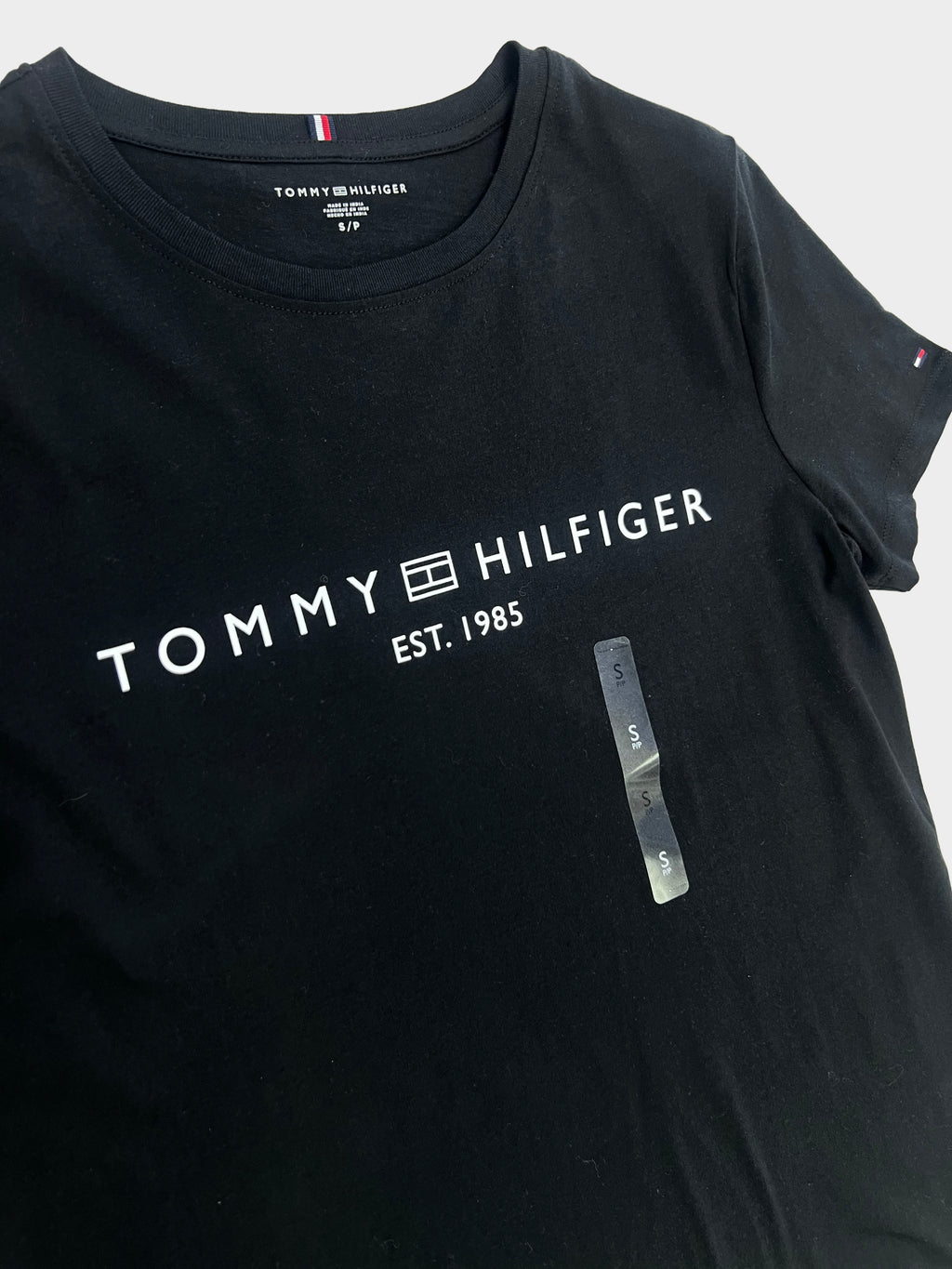 Polera Tommy Hilfiger Logo estampado 1985 ‘Negra’