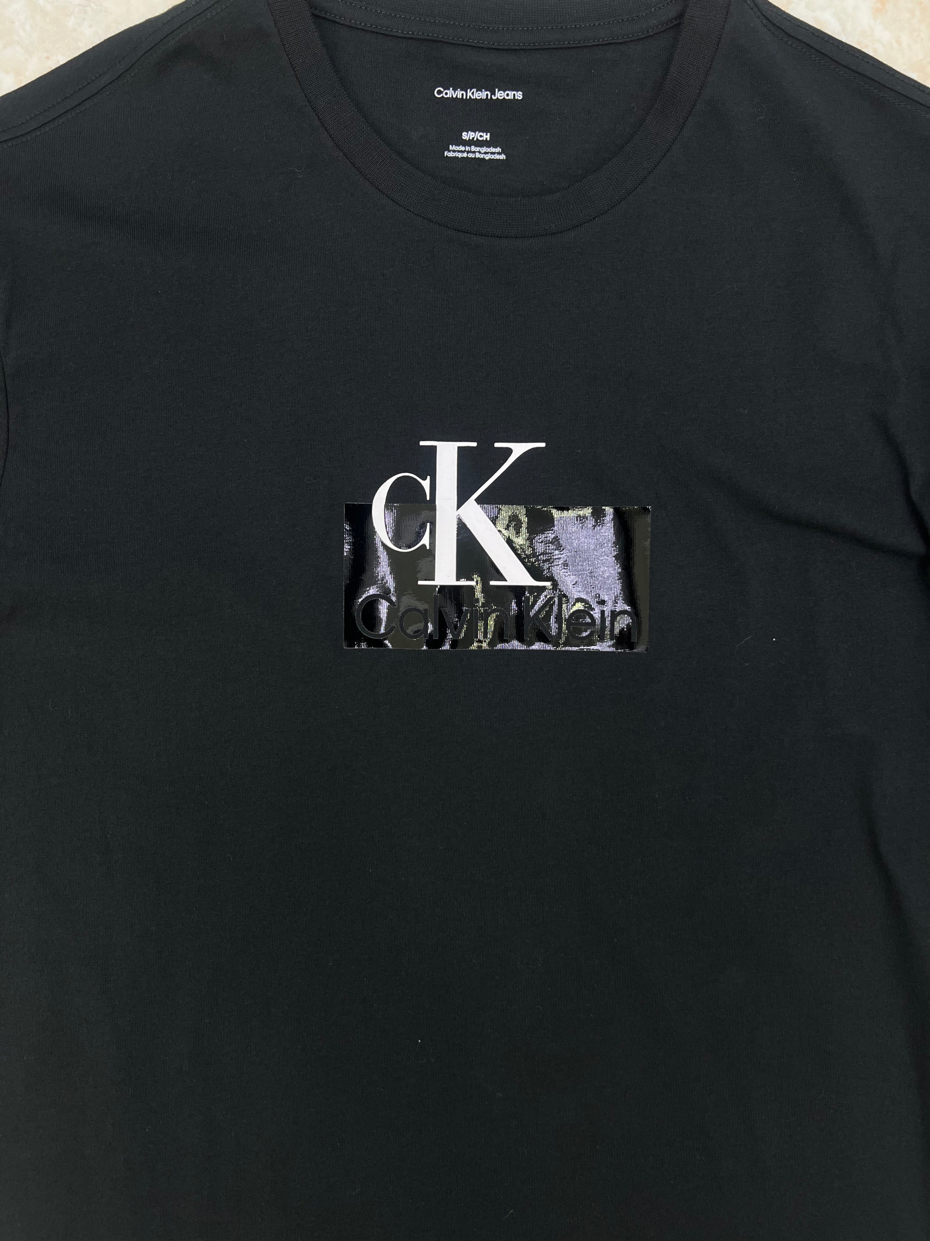 Polera Calvin Klein Logo blanco C/ negro ‘Negro’
