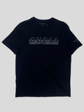 Polera Guess Boxlogo estampado relieve 3D  ‘Negra’