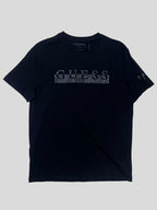 Polera Guess Boxlogo estampado relieve 3D  ‘Negra’