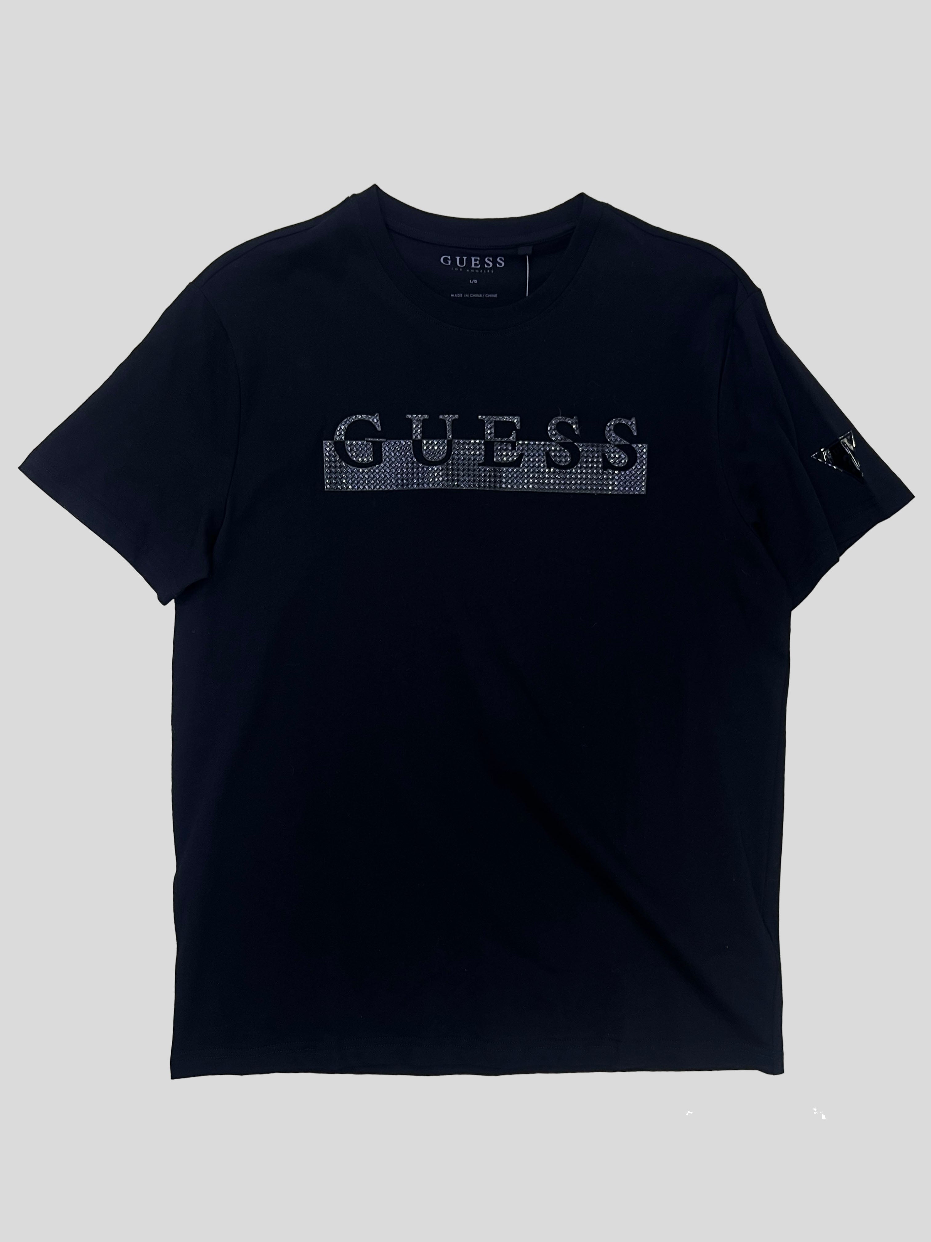 Polera Guess Boxlogo estampado relieve 3D  ‘Negra’