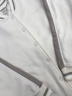 Chaqueta Varsity Guess Log bordado ’beige/cream’