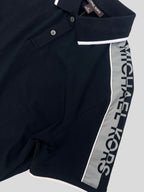 Polera Polo Michael Kors logo en hombros  ‘Negra’