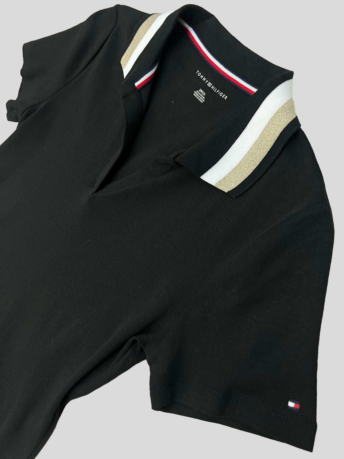 Polera Tommy Hilfiger polo cuello dorado/blanco  ‘Negra’