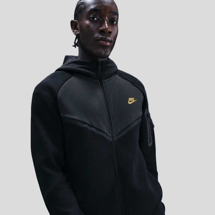 Poleron Nike Tech c/logo en amarillo ‘Negro’