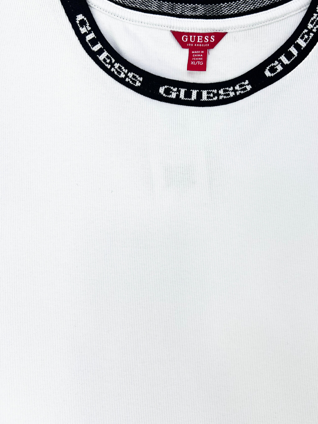 Polera Guess C/detalles negros en manga ‘Blanca’