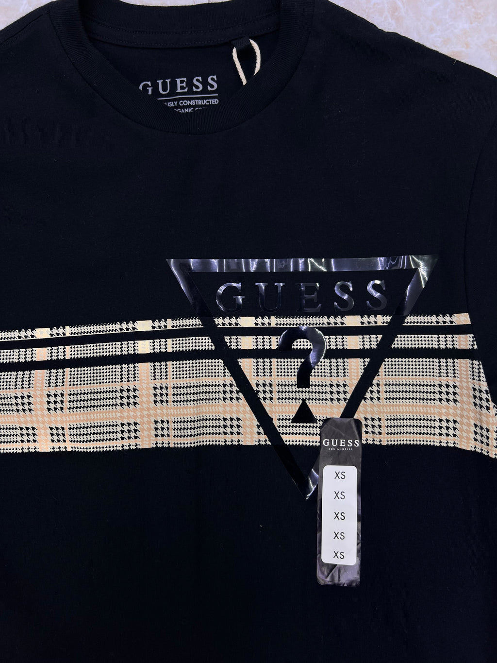 Polera Guess? C/estampado cuadrille en centro ‘Negra’