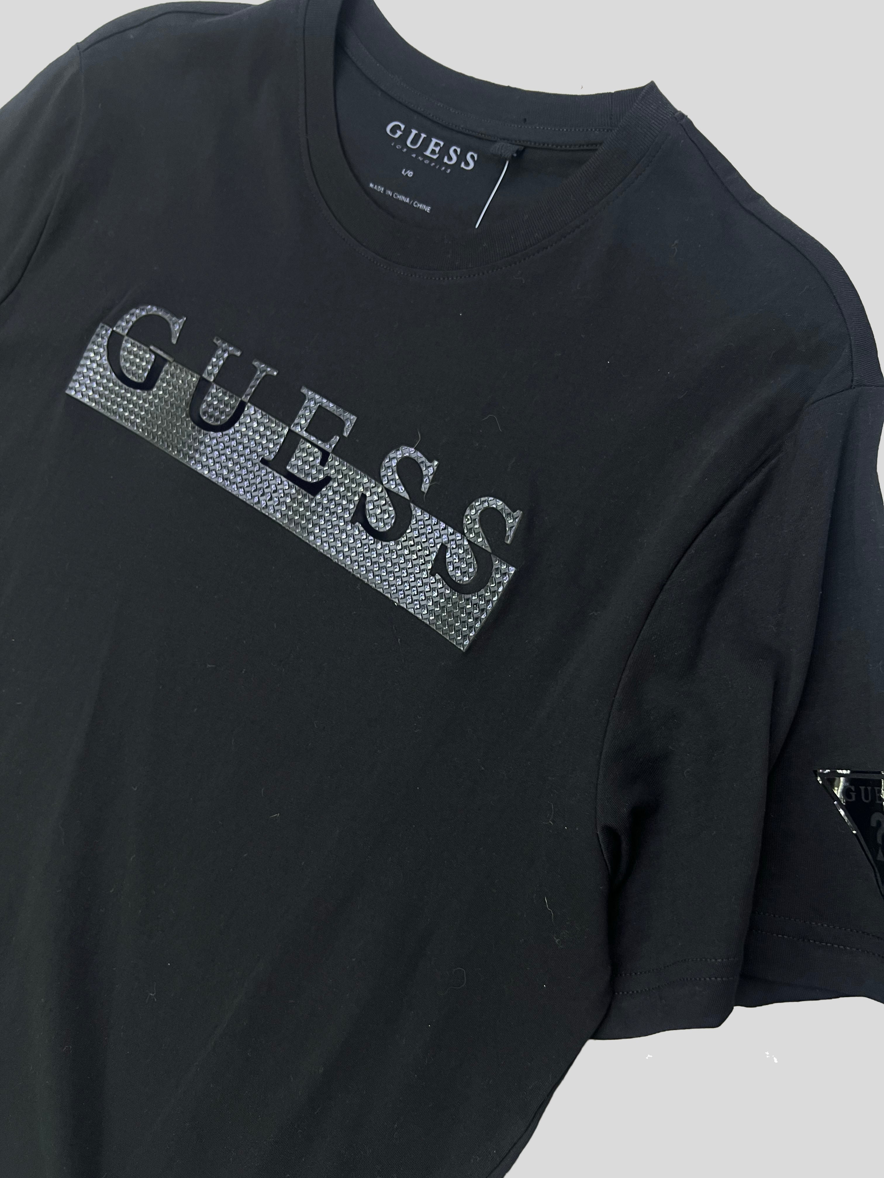 Polera Guess Boxlogo estampado relieve 3D  ‘Negra’