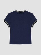 Polera Guess C/detalles blancos en manga ‘azul’