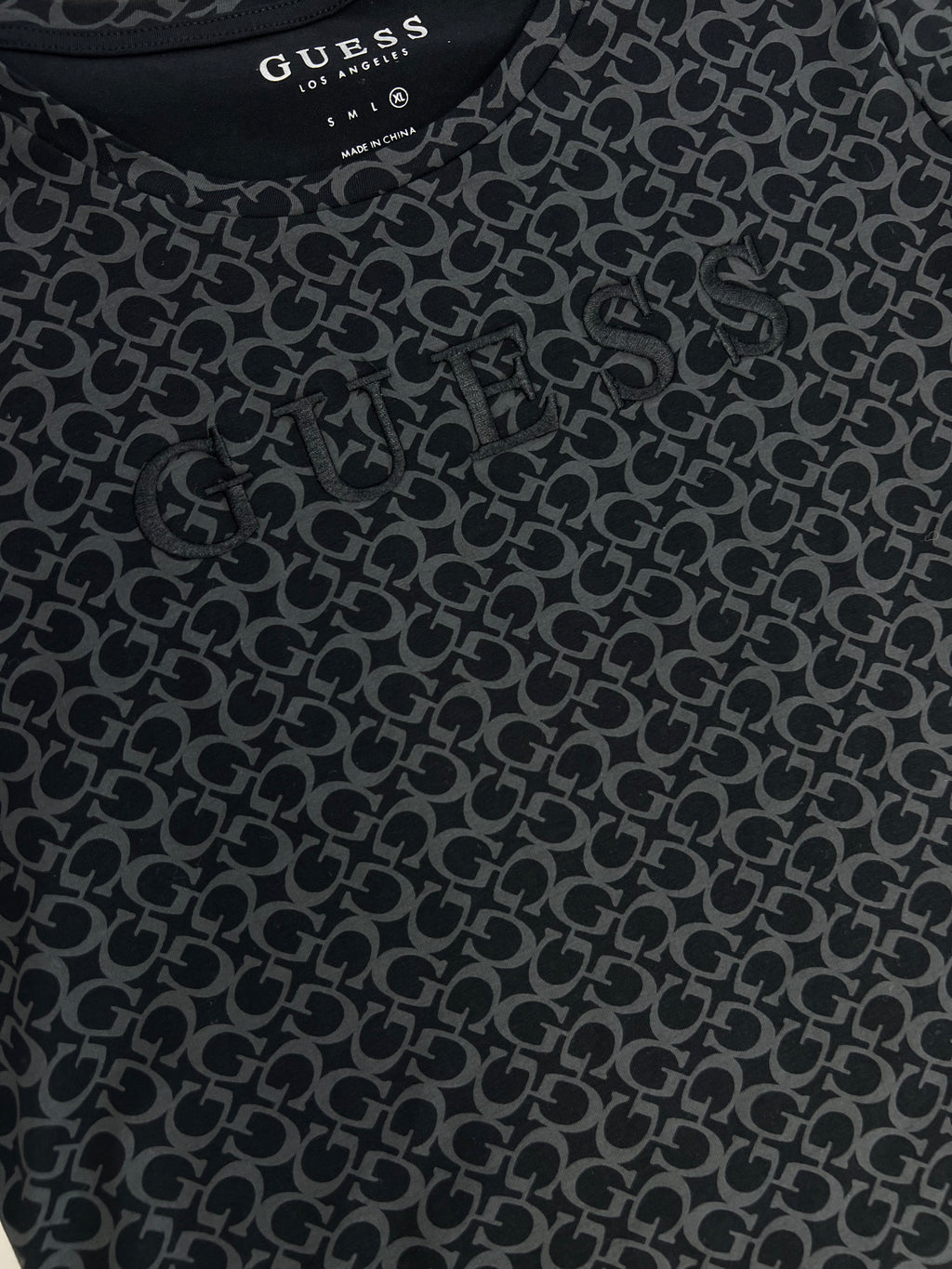 Polera Guess monogram Logo bordado ‘Negra’
