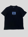Polera Calvin Klein C/logo azul en el centro ‘Negra’