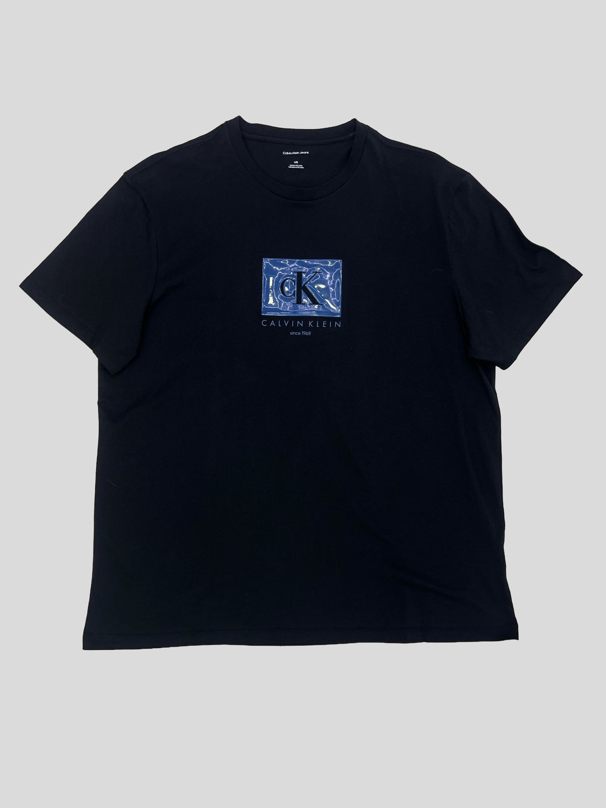 Polera Calvin Klein C/logo azul en el centro ‘Negra’