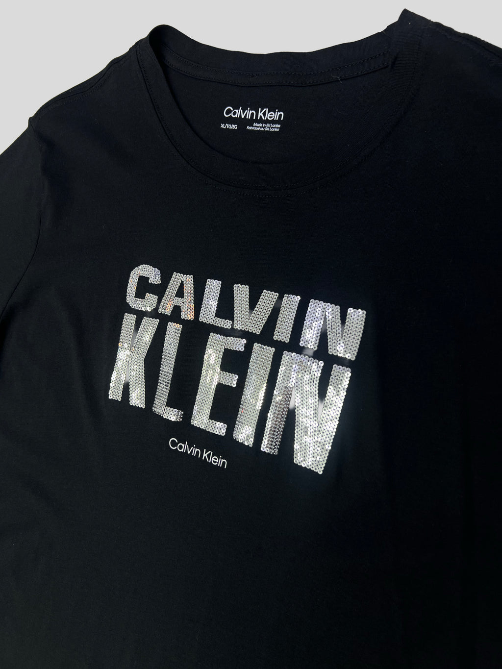 Polera Calvin Klein estampado lentejuelas ‘Negra’