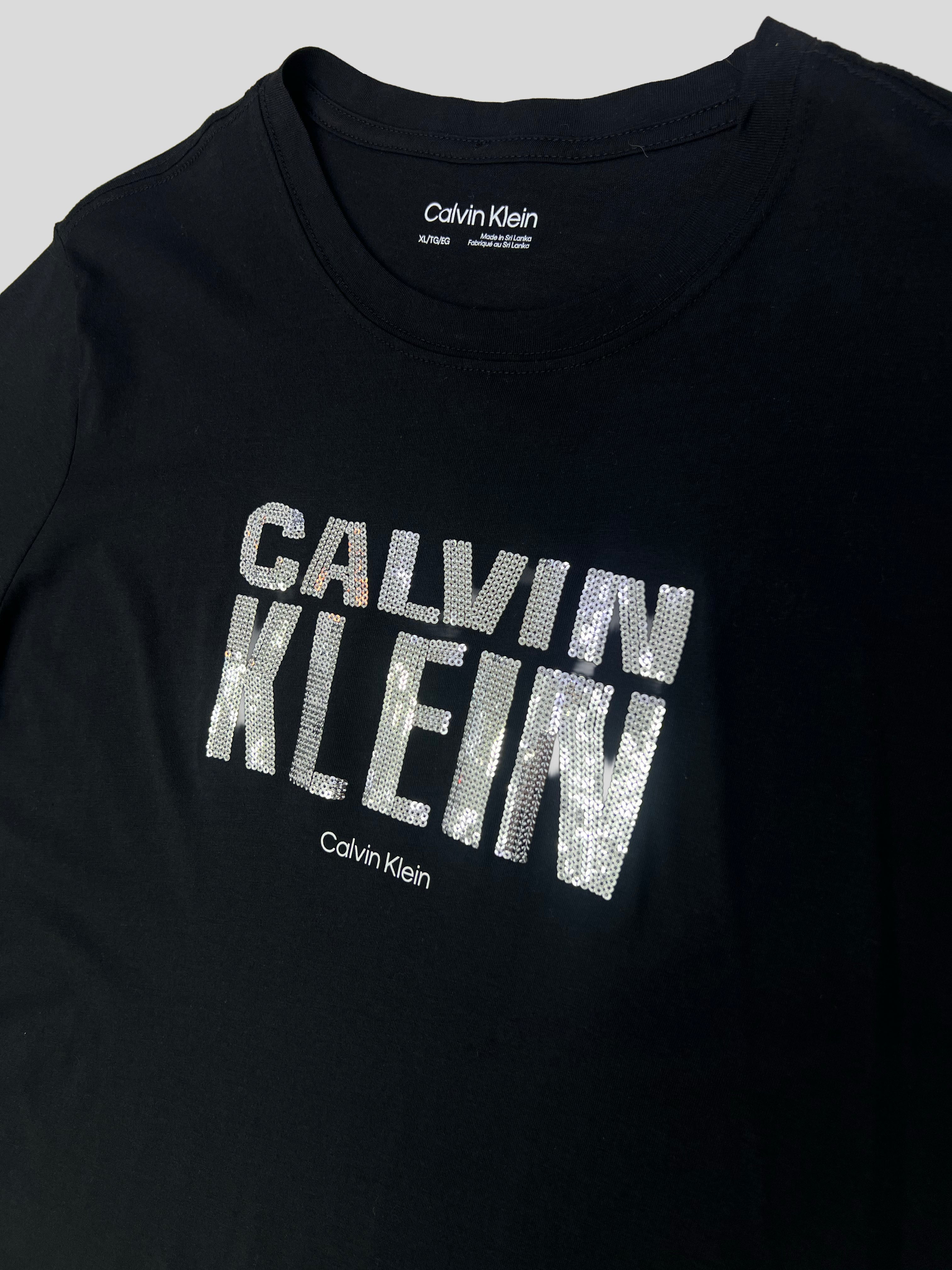 Polera Calvin Klein estampado lentejuelas ‘Negra’