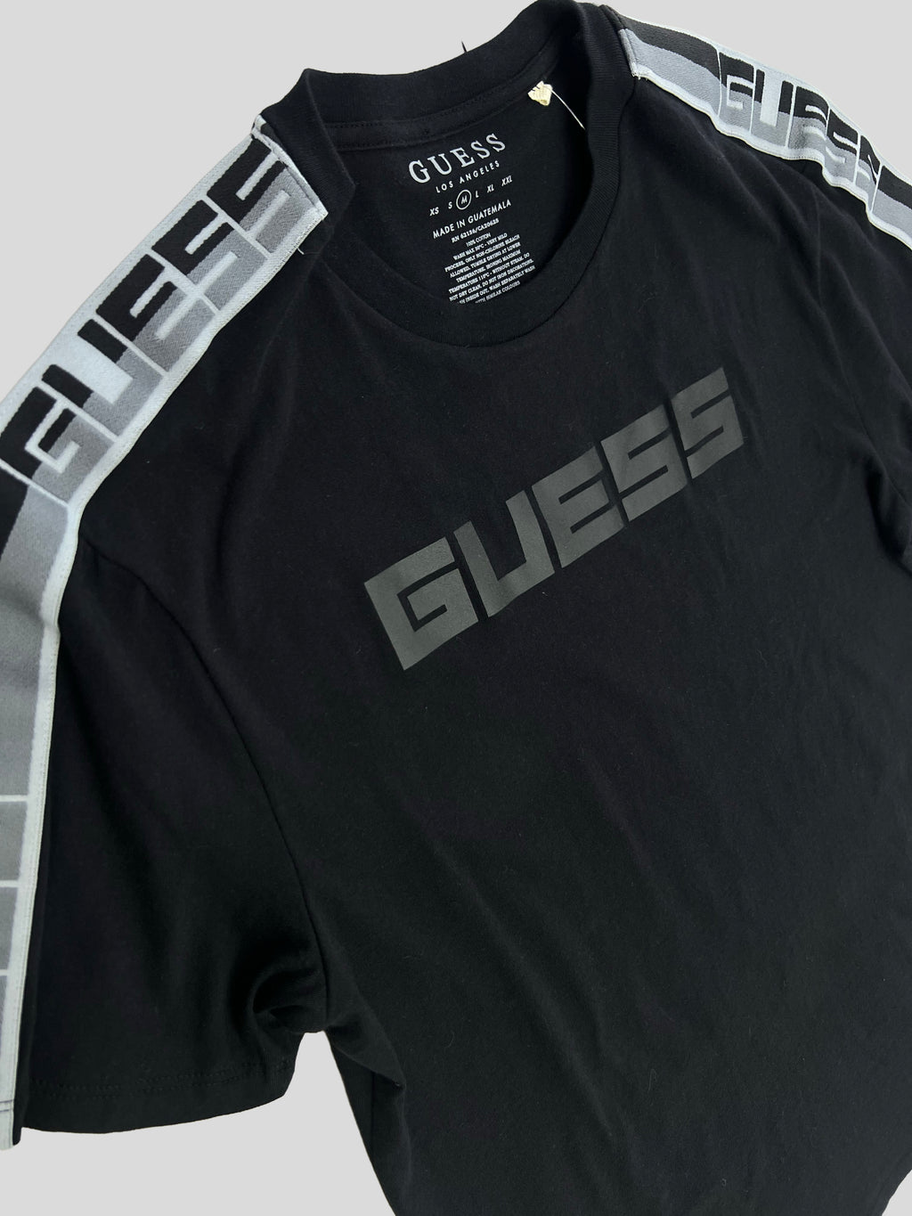 Polera Guess Logo estampado, cinta Gris/Negro Hombro ‘Negra’