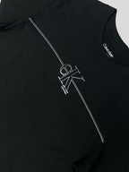 Polera Calvin Klein Logo CK Linea front ‘Negra’