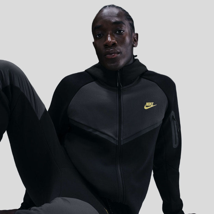Poleron Nike Tech c/logo en amarillo ‘Negro’