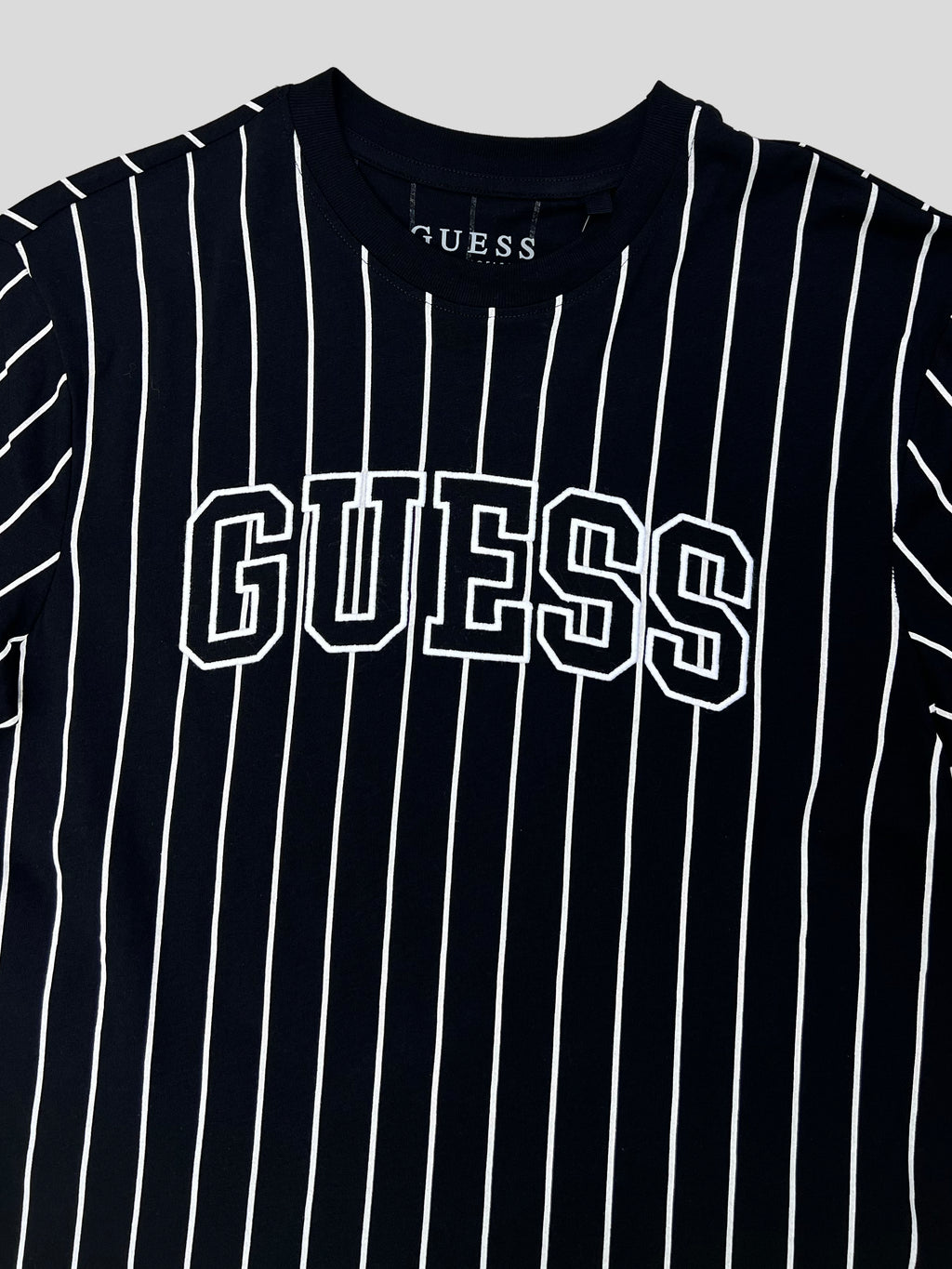 Polera Guess lineal logo bordado   ‘Negra’