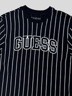 Polera Guess lineal logo bordado   ‘Negra’