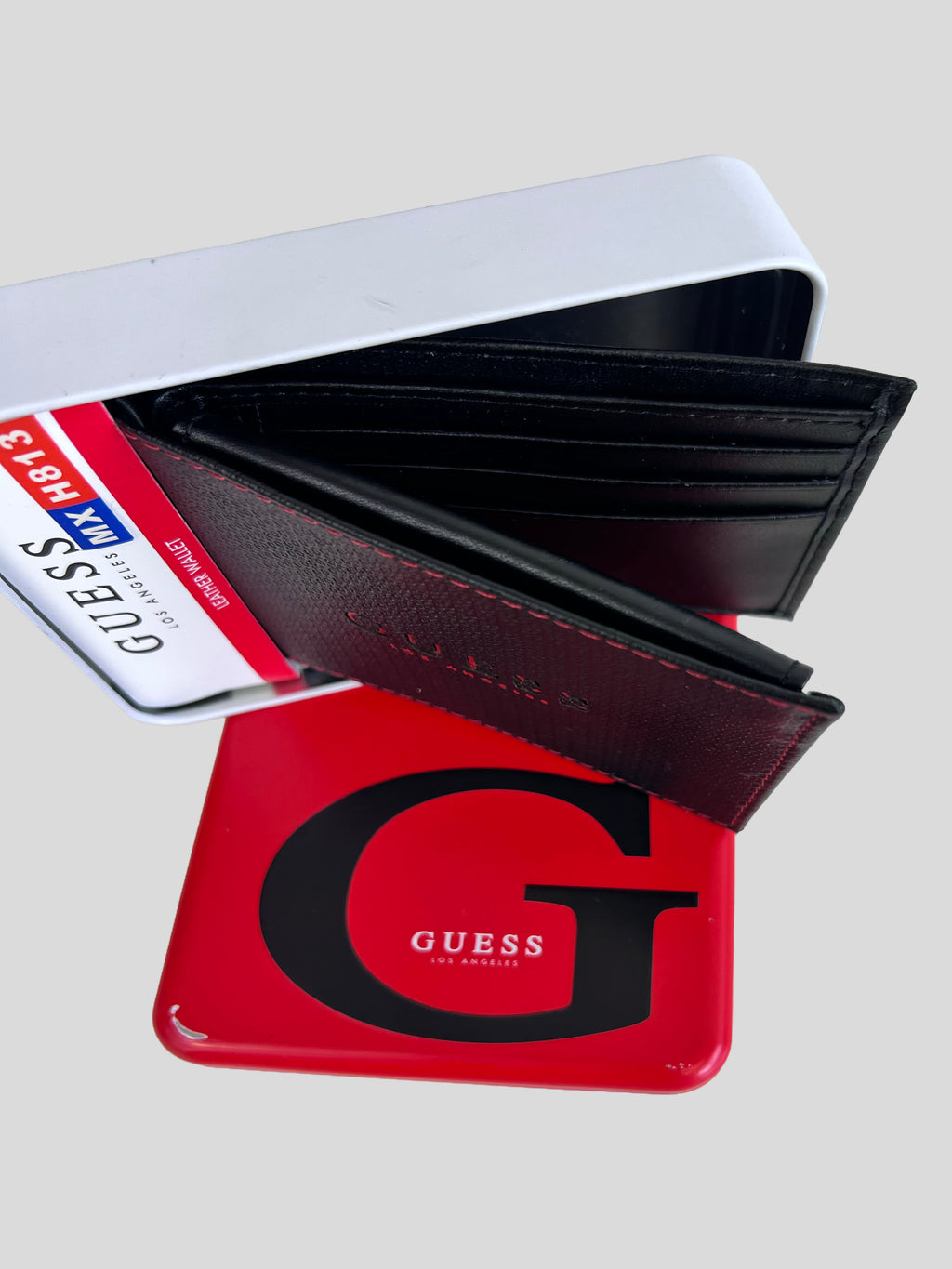 Billetera Guess c/texture Logo rojo costuras ‘Negra’