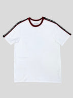 Polera Guess Denim? C/franja en manga y cuello  ‘Blanca/Rojo/Negro’