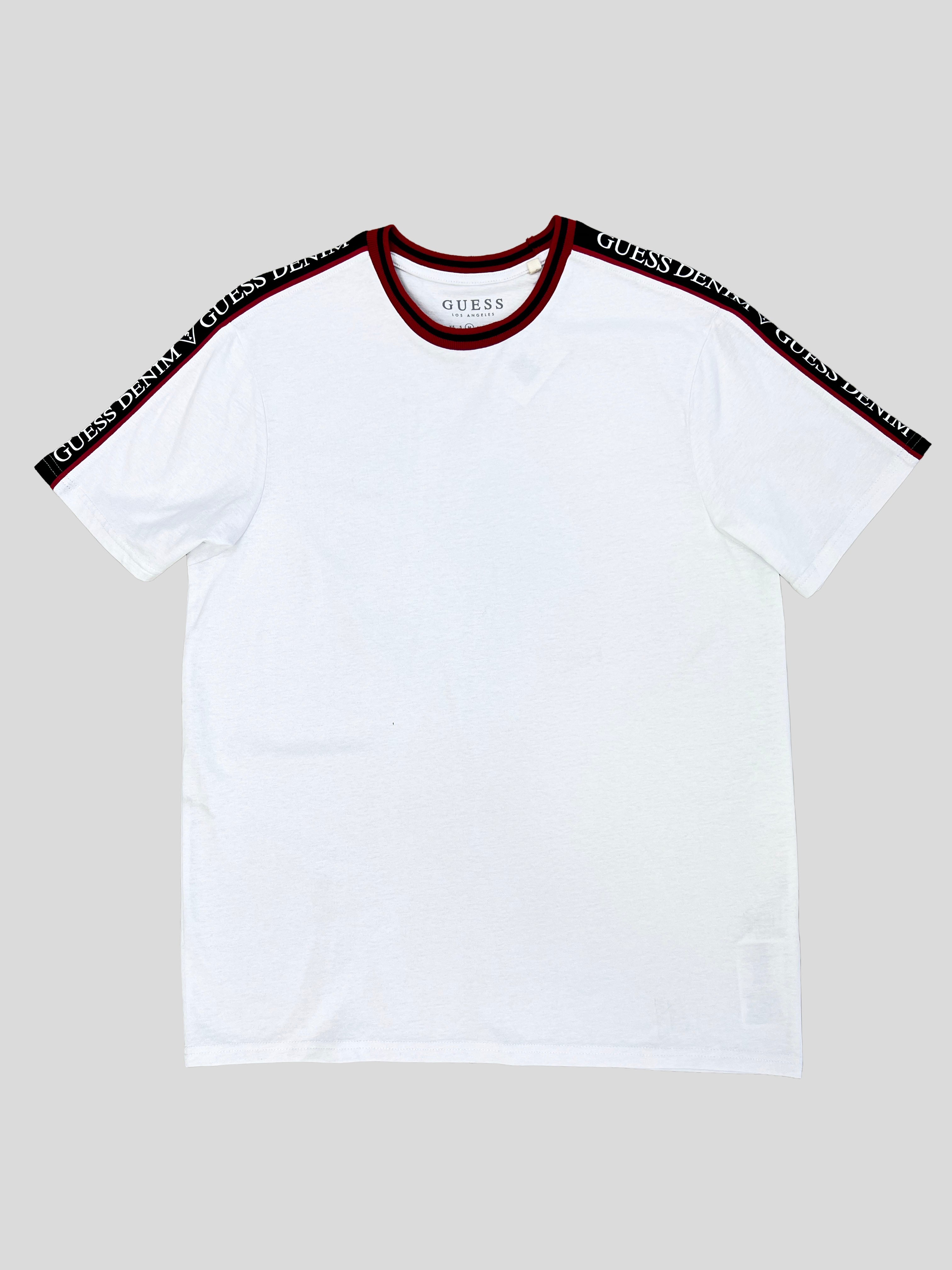 Polera Guess Denim? C/franja en manga y cuello  ‘Blanca/Rojo/Negro’
