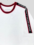 Polera Guess Denim? C/franja en manga y cuello  ‘Blanca/Rojo/Negro’