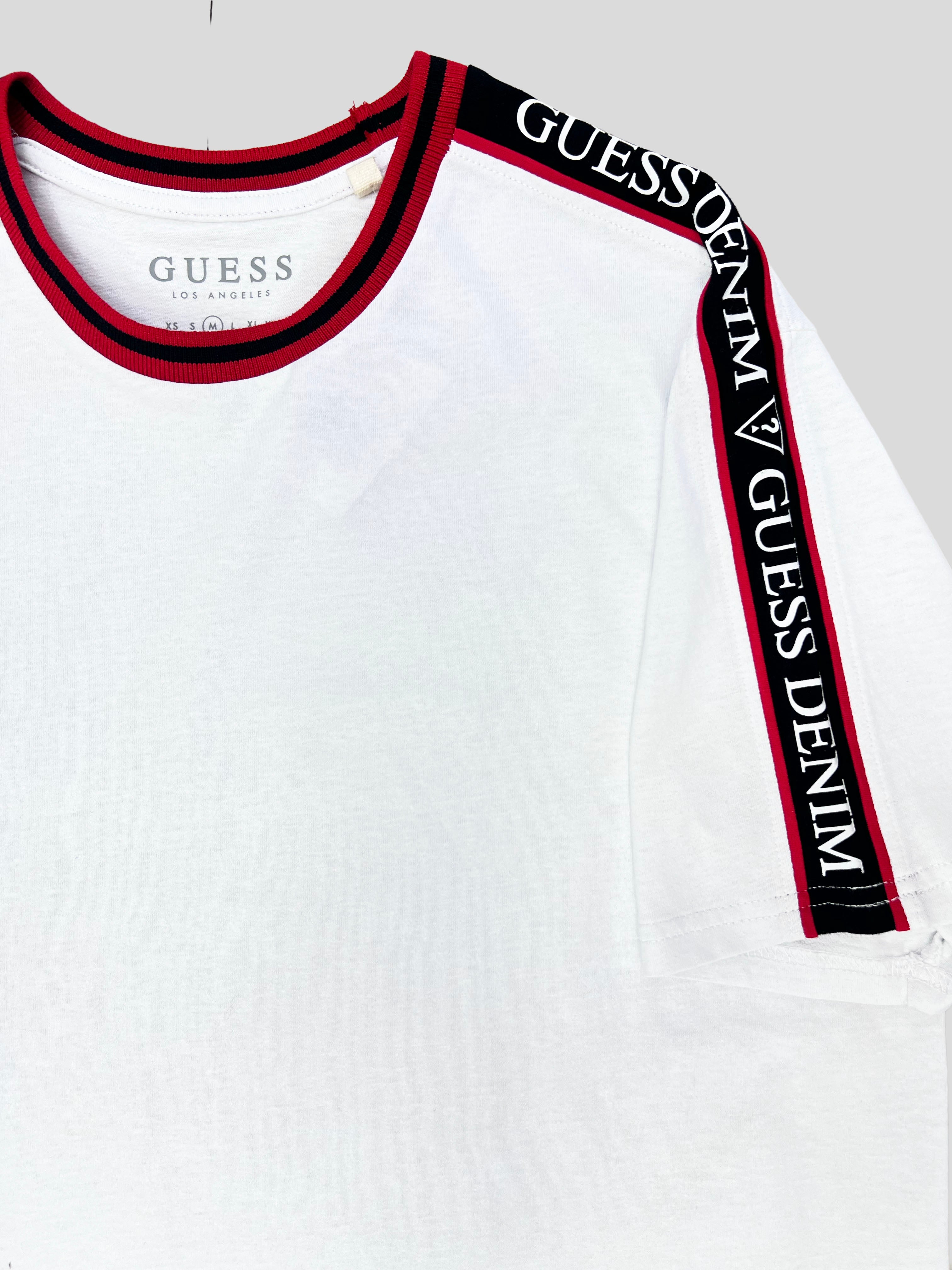 Polera Guess Denim? C/franja en manga y cuello  ‘Blanca/Rojo/Negro’