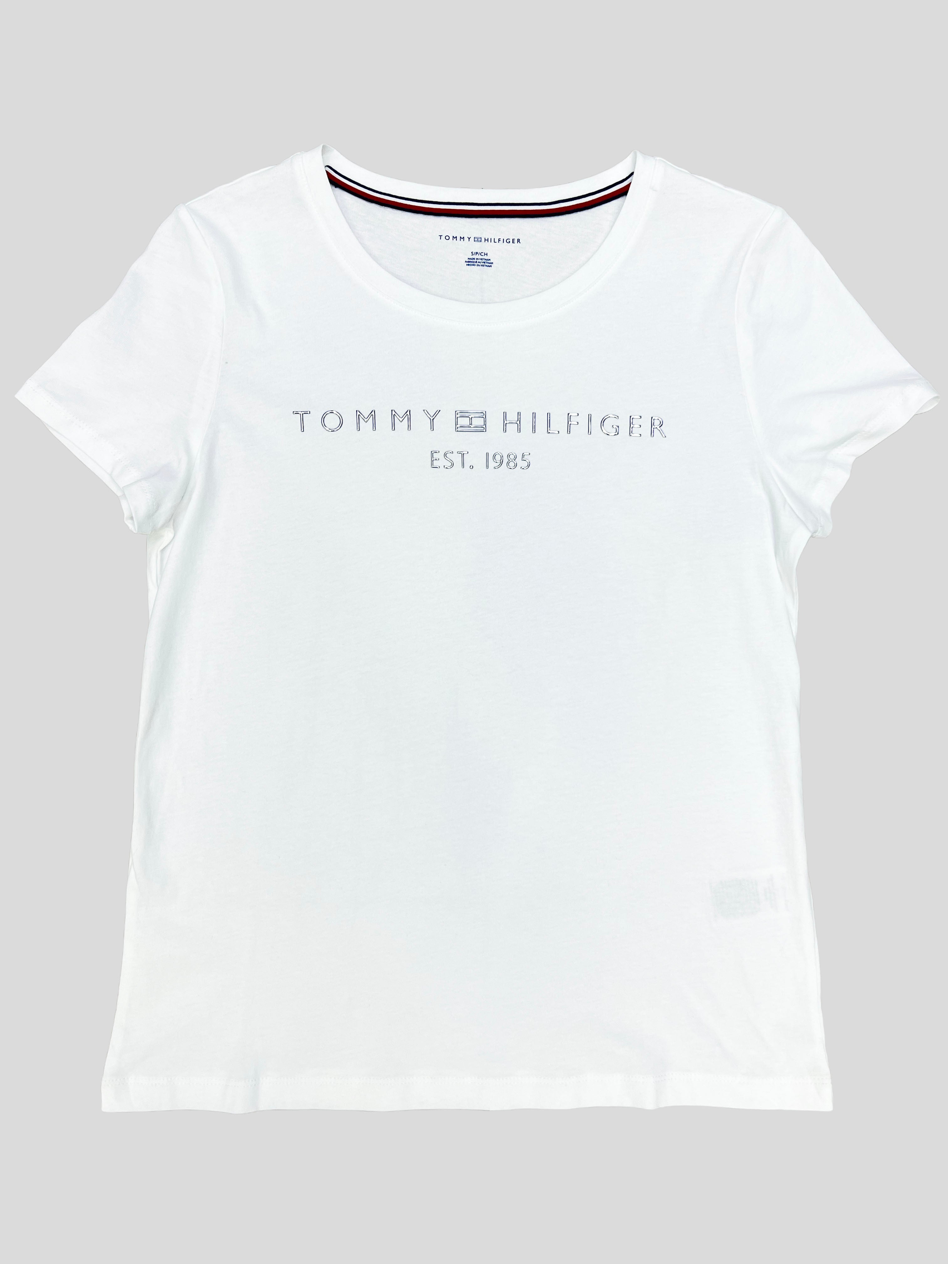 Polera Tommy Hilfiger Est 1985 Logo 3D plateado ‘Blanca’