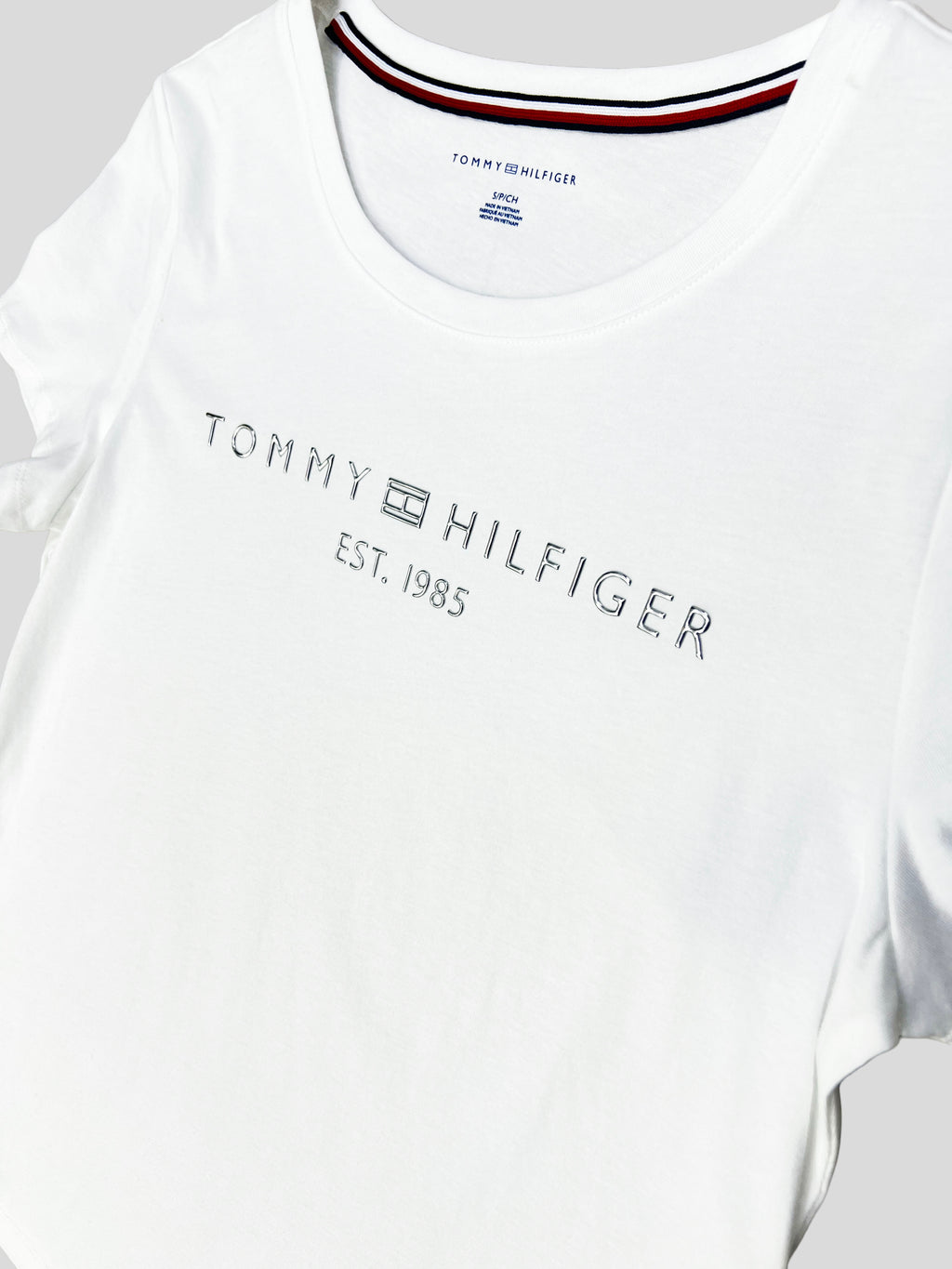 Polera Tommy Hilfiger Est 1985 Logo 3D plateado ‘Blanca’
