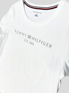 Polera Tommy Hilfiger Est 1985 Logo 3D plateado ‘Blanca’