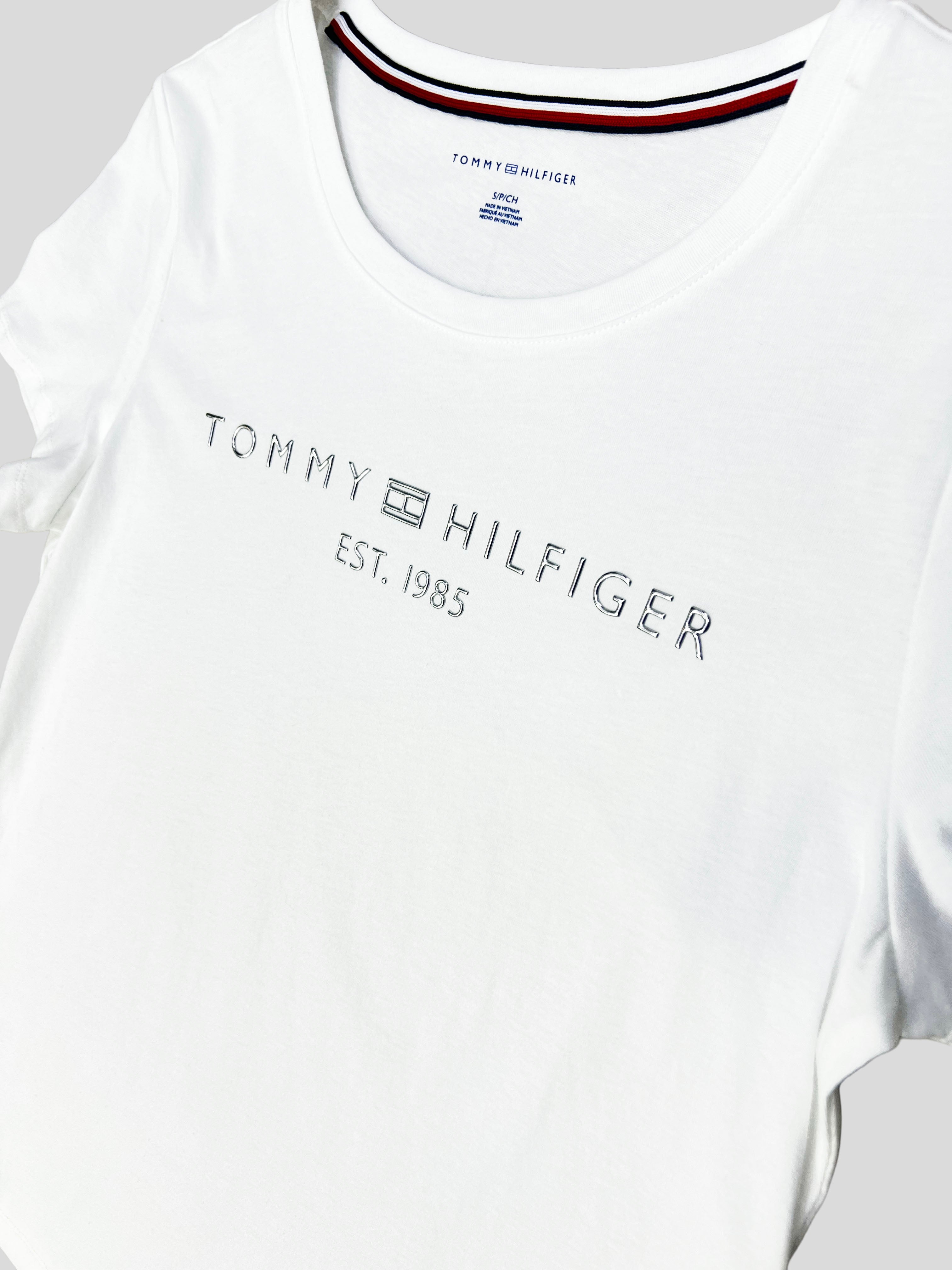Polera Tommy Hilfiger Est 1985 Logo 3D plateado ‘Blanca’