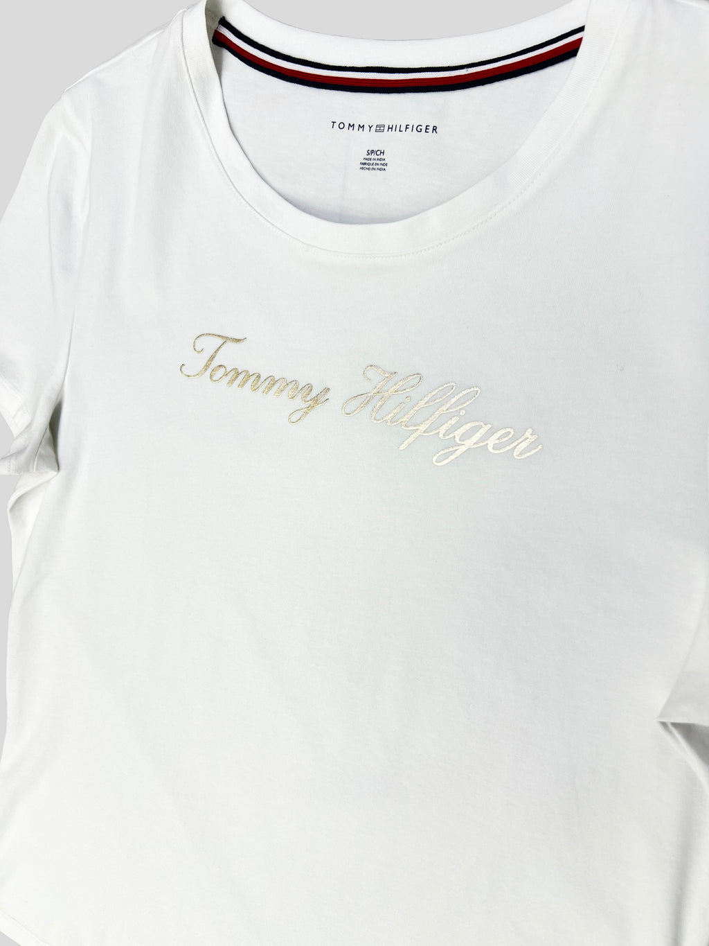 Polera Tommy Hilfiger Logo estampado dorado  ‘Blanca’