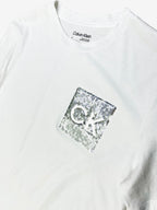Polera Calvin Klein estampado Box CK lentejuelas ‘Blanca’
