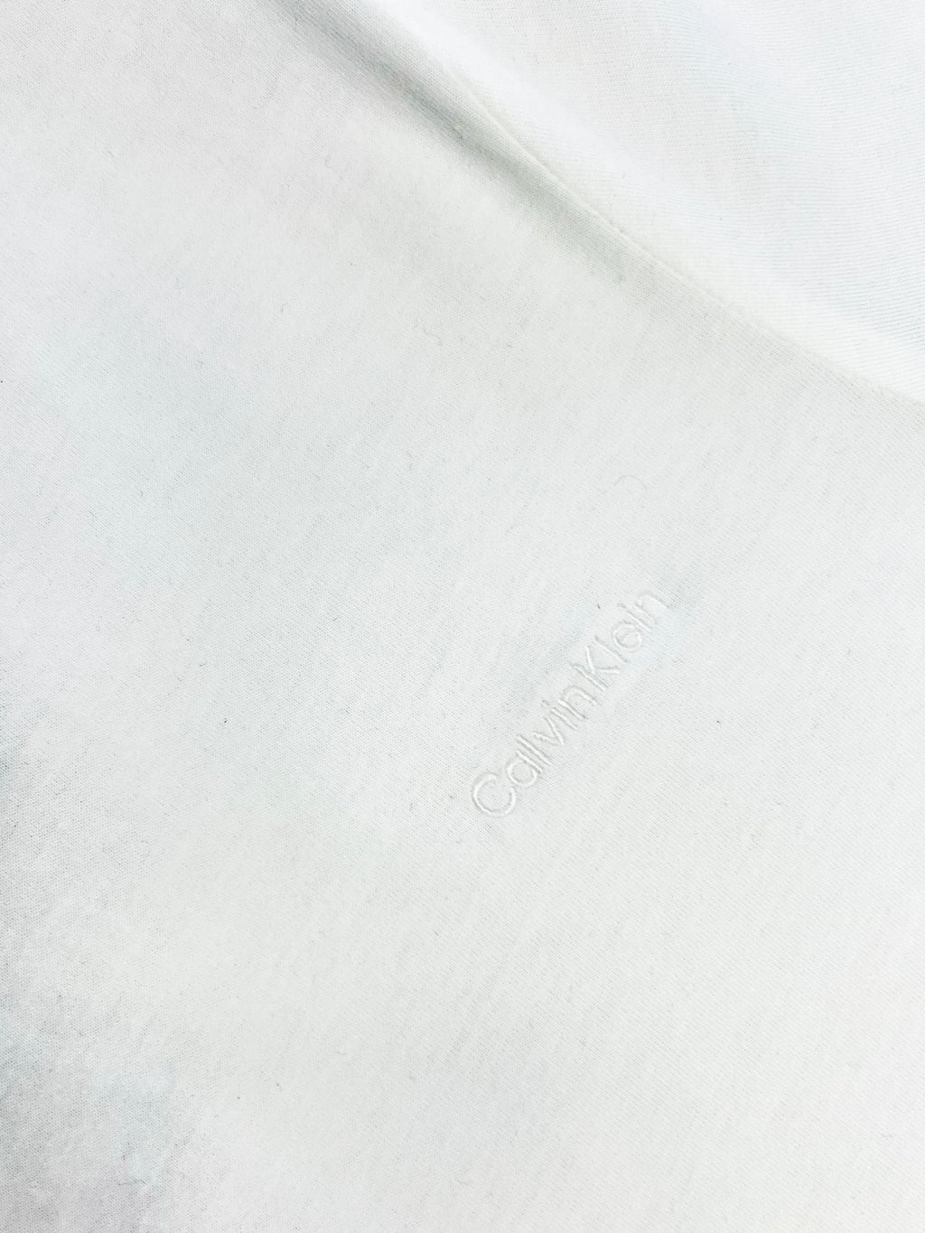 Polera Calvin Klein Logo blanco bordado front  ‘Blanca’
