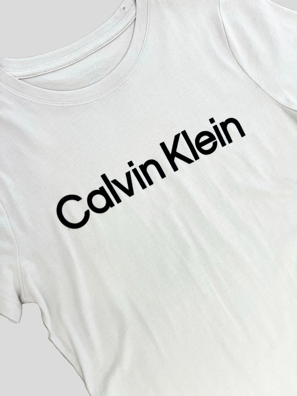 Polera Calvin Klein logo estampado suede ‘beige’