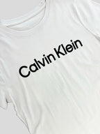 Polera Calvin Klein logo estampado suede ‘beige’