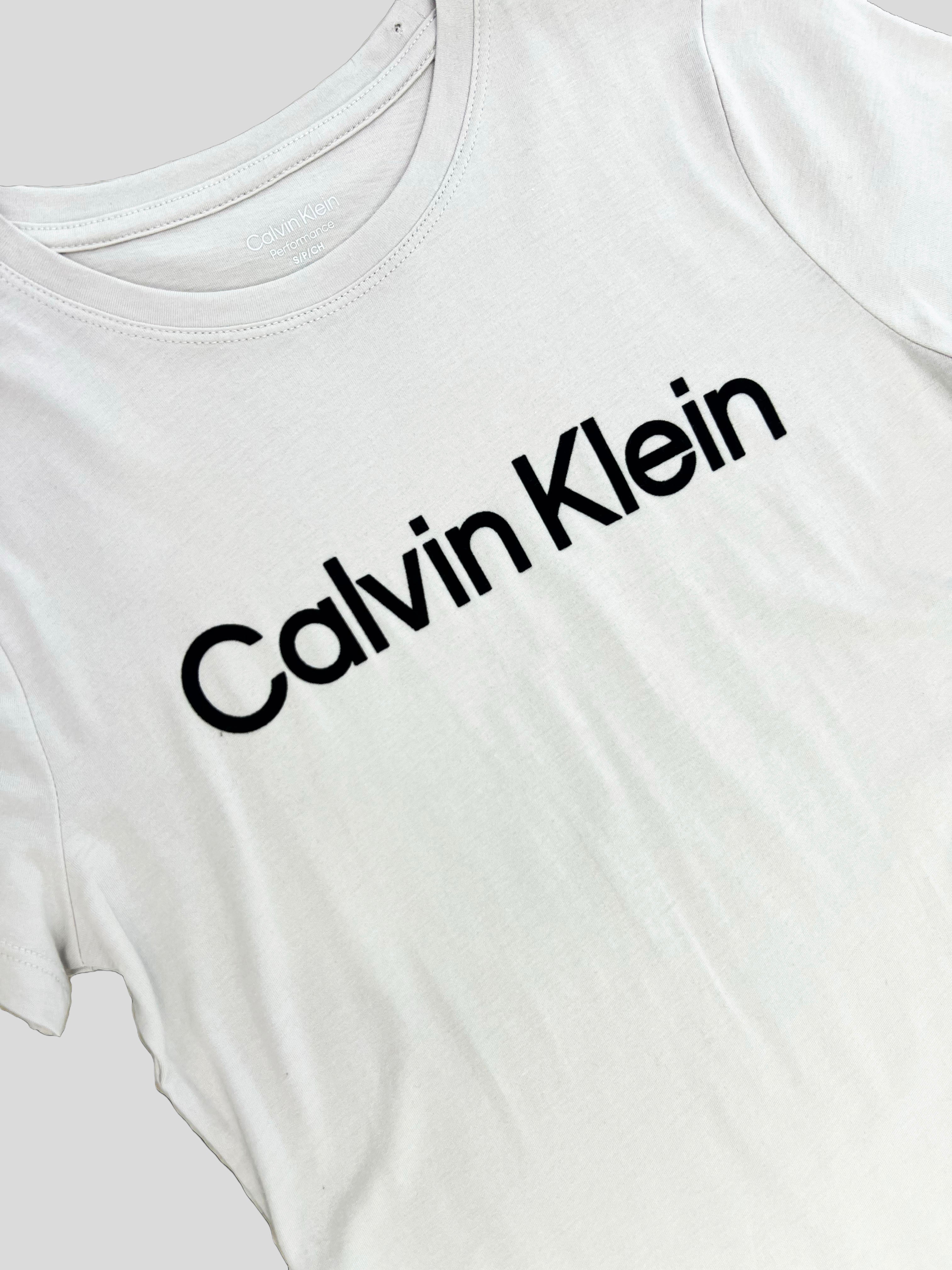 Polera Calvin Klein logo estampado suede ‘beige’
