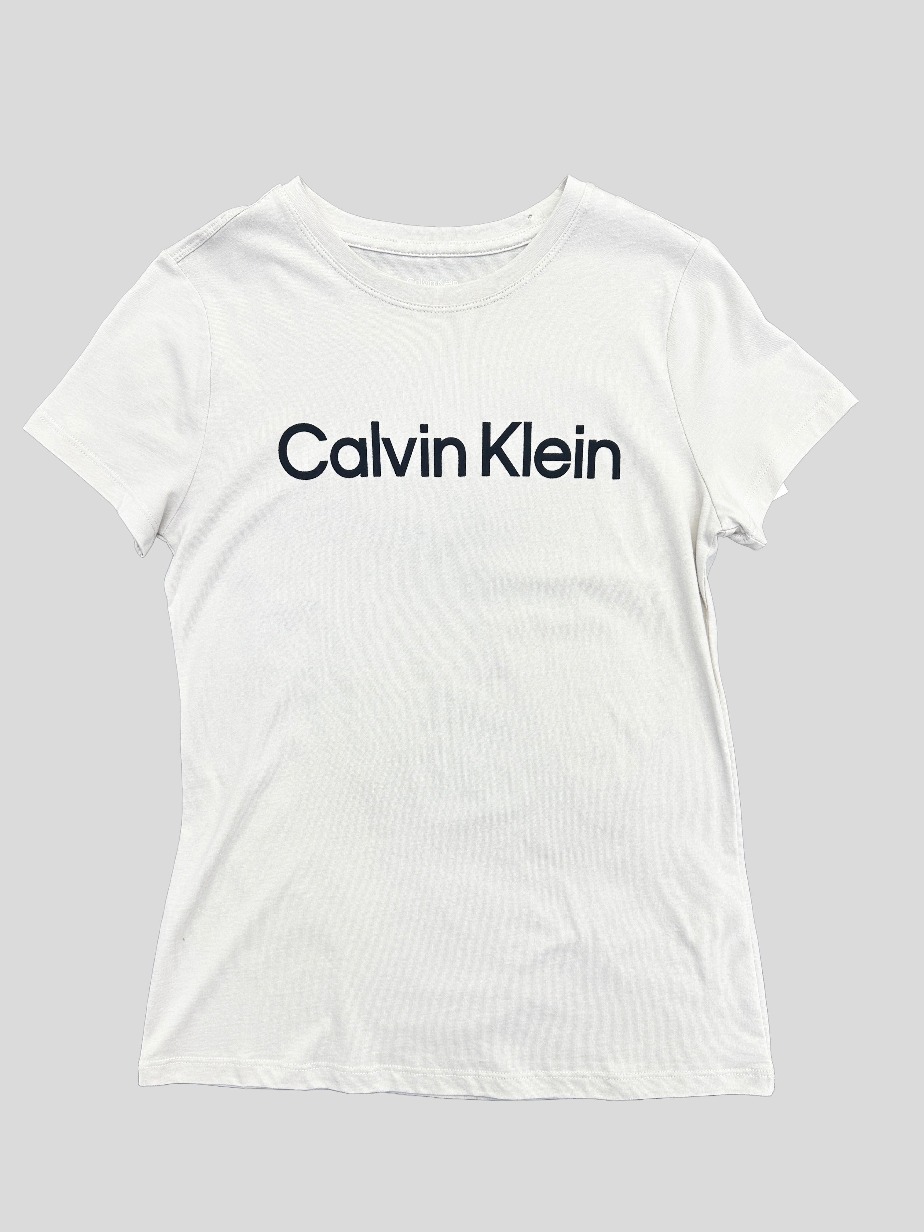 Polera Calvin Klein logo estampado suede ‘beige’