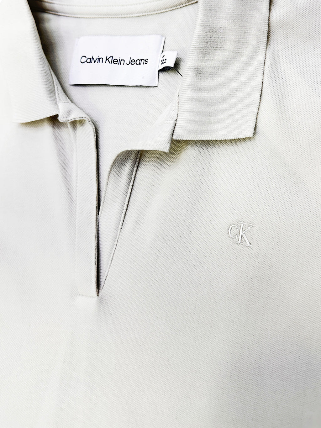 Polera Calvin Klein polo logo cK bordado  ‘Beige’